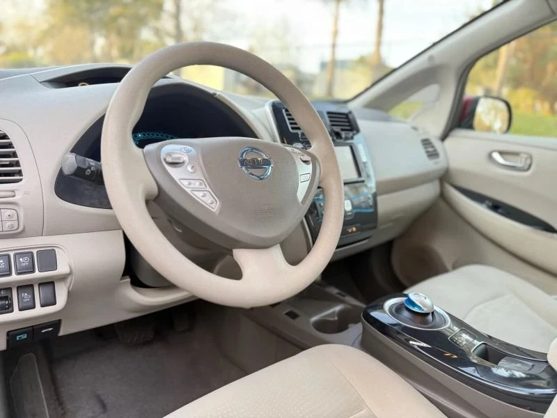 2015 Nissan Leaf - Image 12 of 20