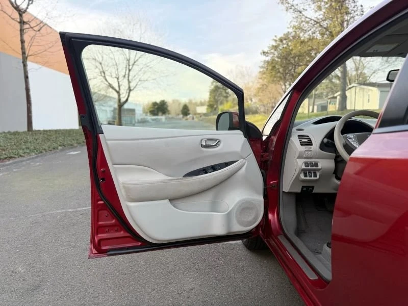2015 Nissan Leaf - Image 10 of 20