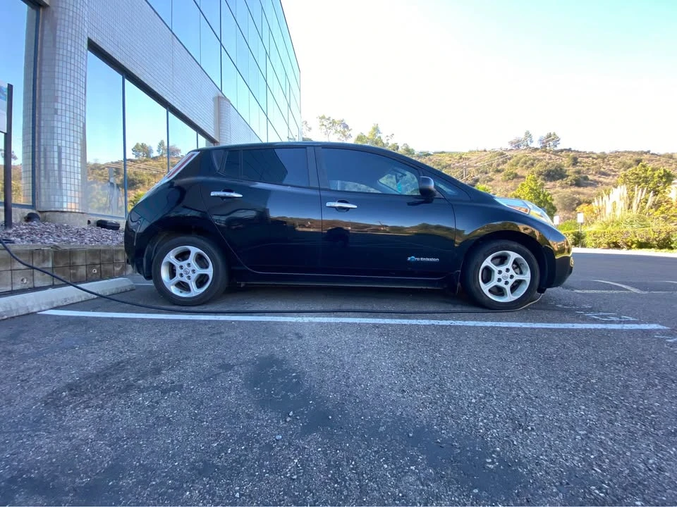 2015 Nissan Leaf - Image 2 of 11