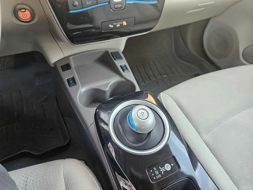2015 Nissan Leaf - Image 10 of 13