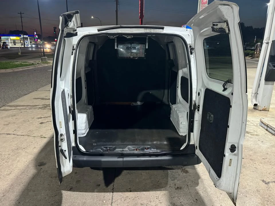 2015 Nissan NV - Image 2 of 8