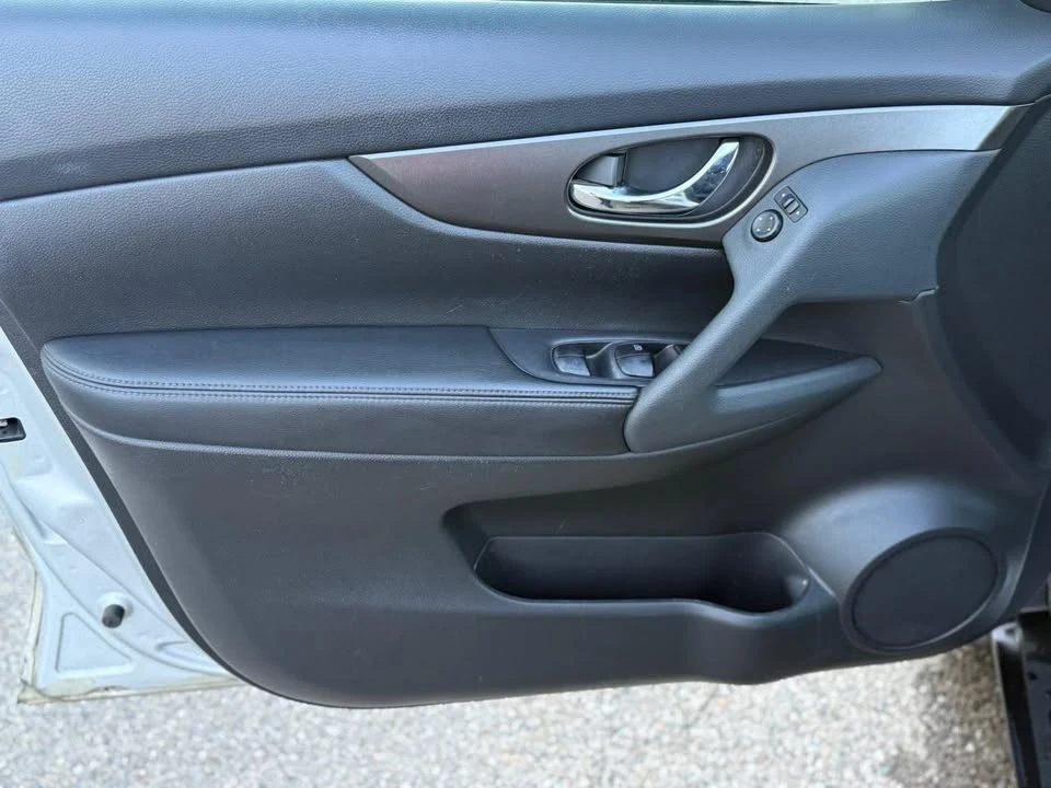 2015 Nissan Rogue - Image 9 of 16