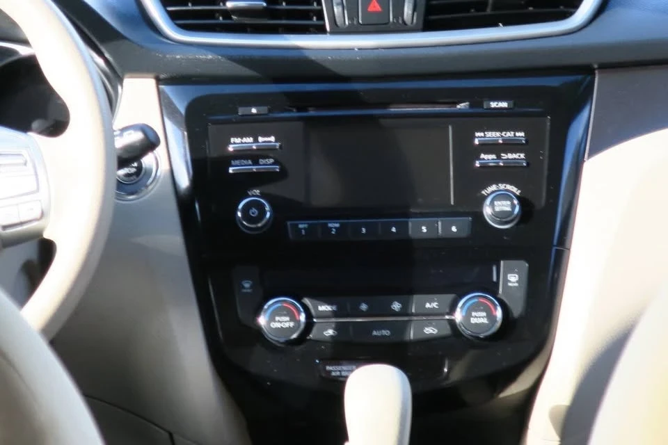 2015 Nissan Rogue - Image 11 of 19