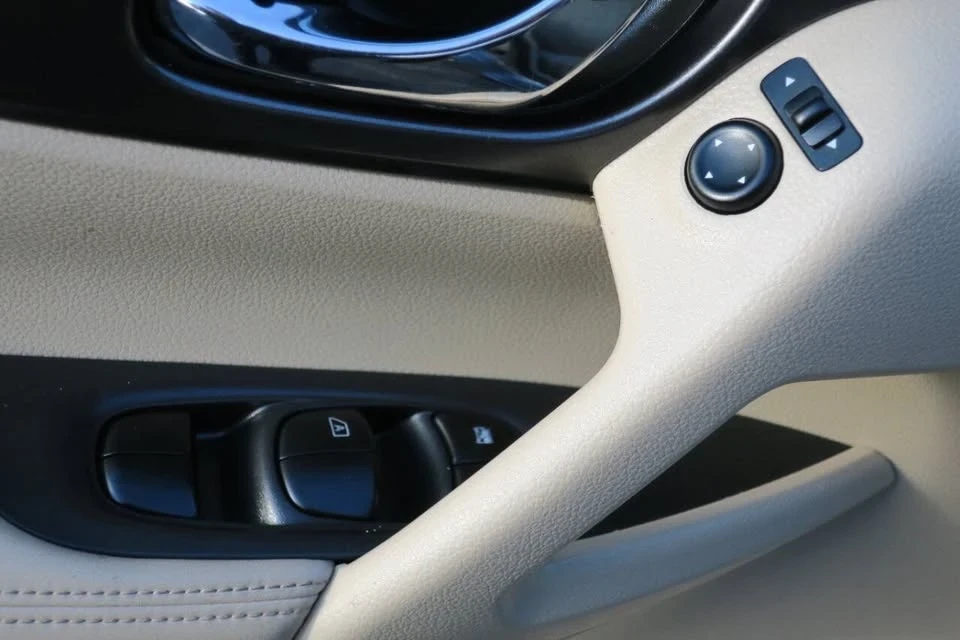 2015 Nissan Rogue - Image 18 of 19