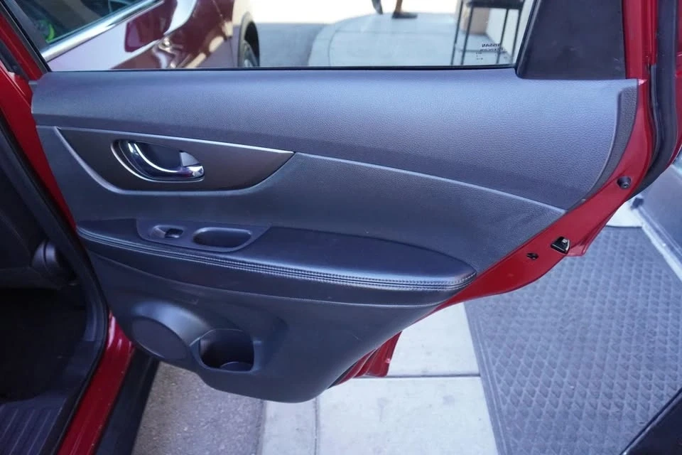 2015 Nissan Rogue - Image 15 of 18