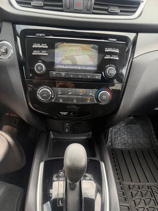2015 Nissan Rogue - Image 10 of 15