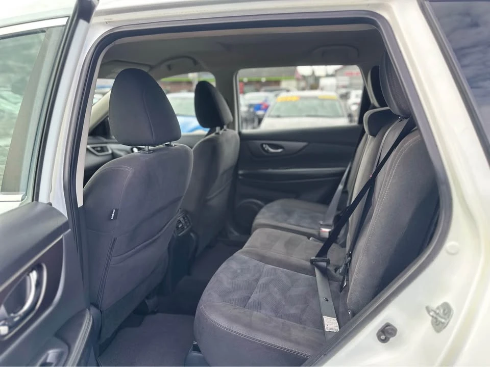 2015 Nissan Rogue - Image 11 of 14