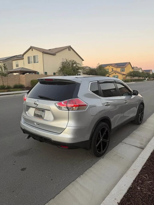 2015 Nissan Rogue - Image 5 of 15