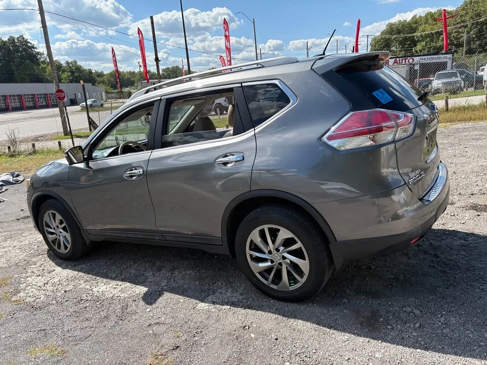 2015 Nissan Rogue - Image 8 of 17