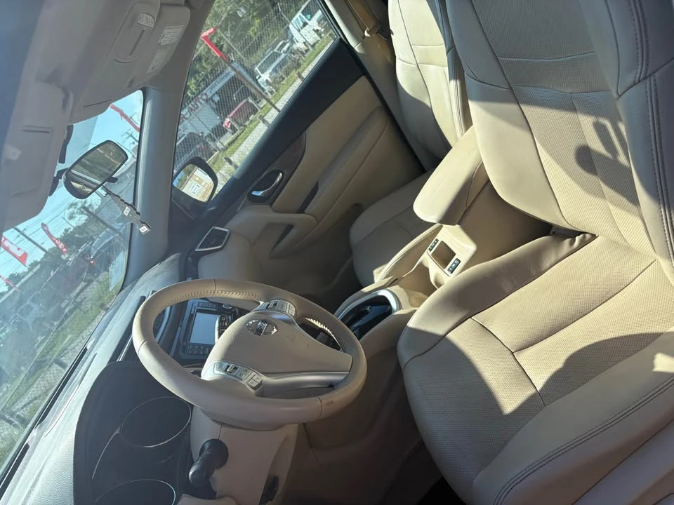 2015 Nissan Rogue - Image 13 of 17