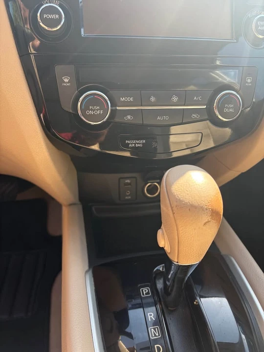2015 Nissan Rogue - Image 14 of 17