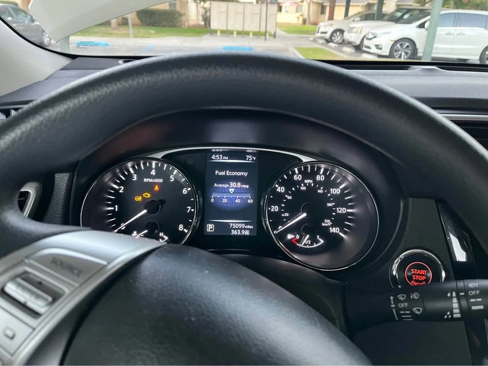 2015 Nissan Rogue - Image 2 of 11
