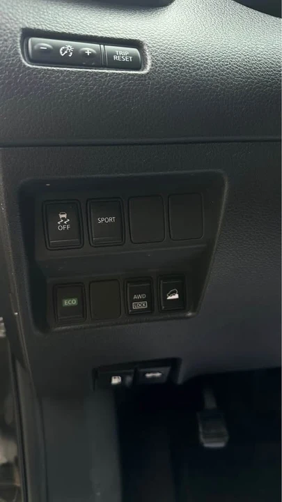 2015 Nissan Rogue - Image 15 of 18