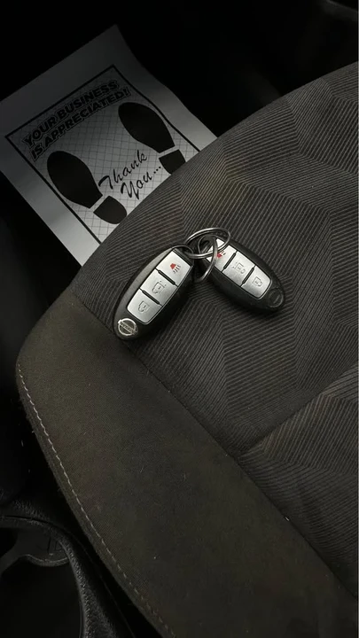 2015 Nissan Rogue - Image 14 of 18