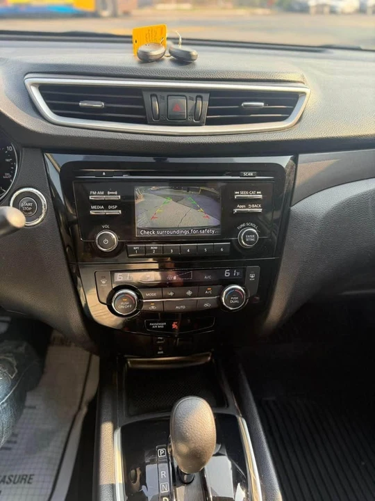 2015 Nissan Rogue - Image 11 of 17