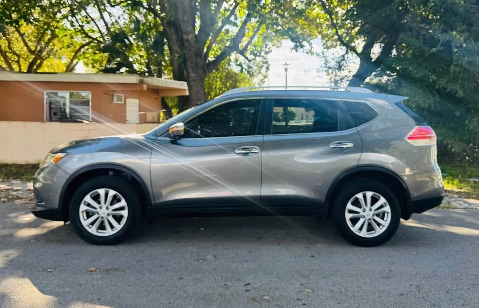 2015 Nissan Rogue - Image 9 of 13