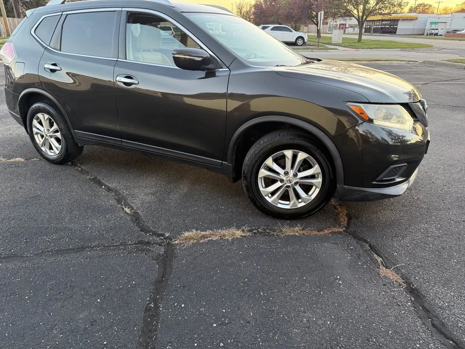 2015 Nissan Rogue - Image 4 of 9