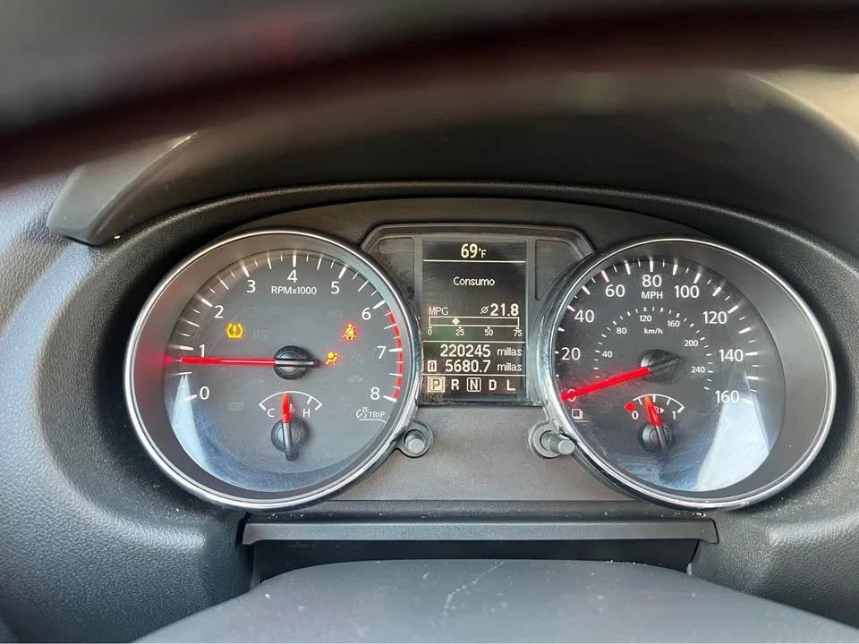 2015 Nissan Rogue - Image 10 of 17