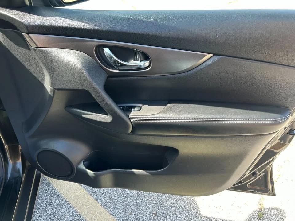 2015 Nissan Rogue - Image 15 of 18