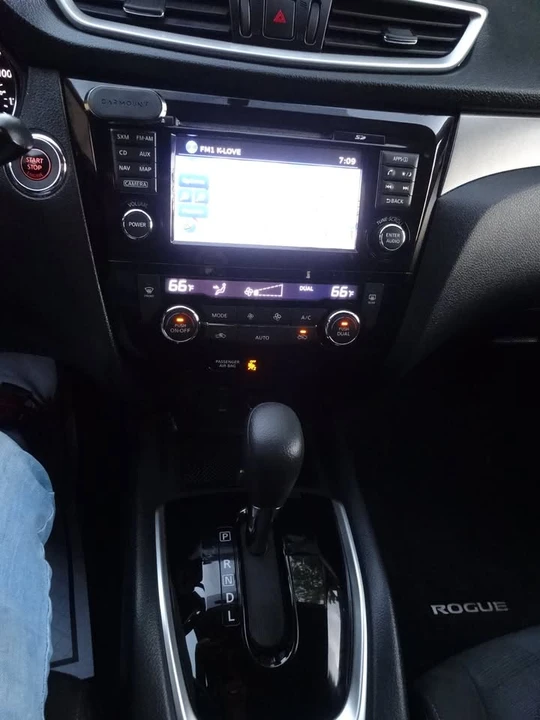 2015 Nissan Rogue - Image 19 of 20