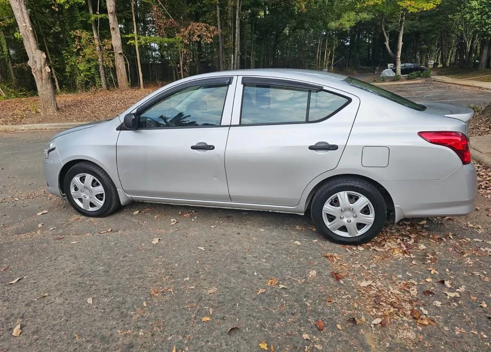 2015 Nissan Versa - Image 10 of 13