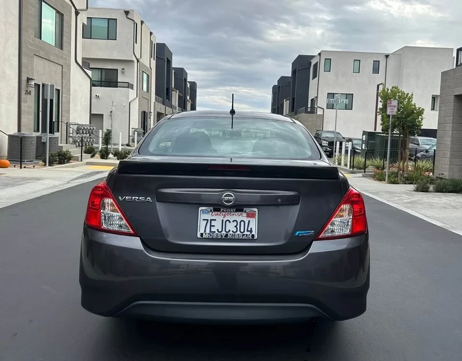 2015 Nissan Versa - Image 8 of 17