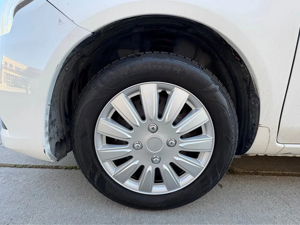 2015 Nissan Versa - Image 9 of 13