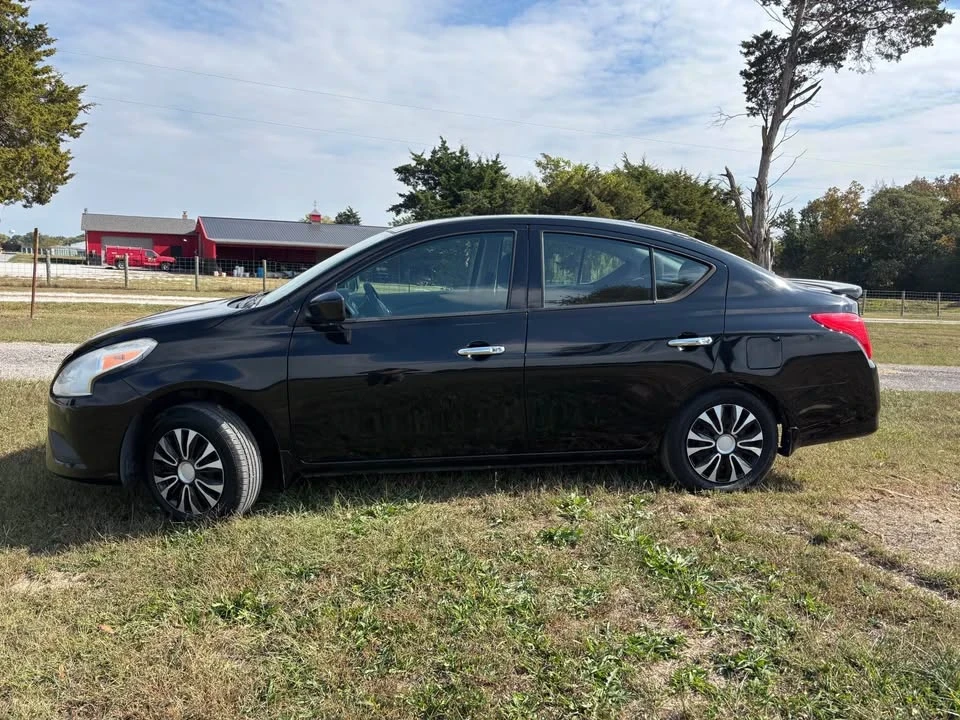 2015 Nissan Versa - Image 4 of 5