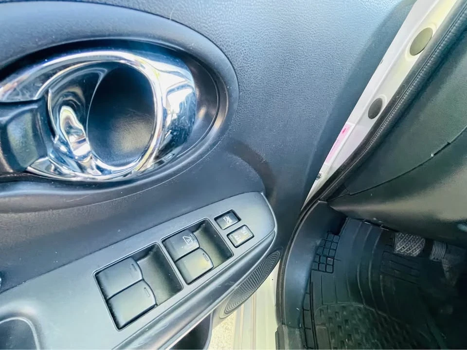 2015 Nissan Versa - Image 11 of 16