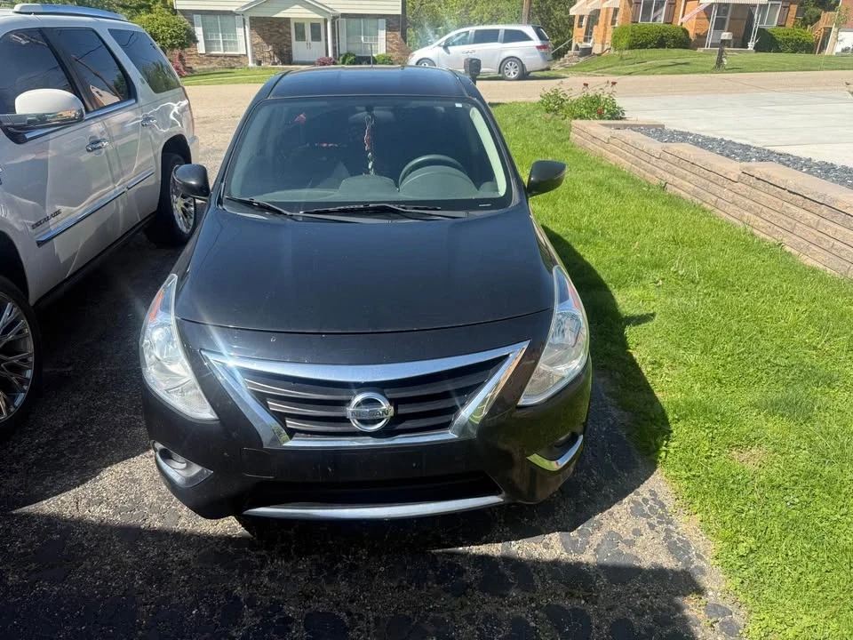 2015 Nissan Versa - Image 2 of 3