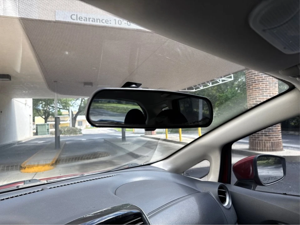 2015 Nissan Versa - Image 17 of 20