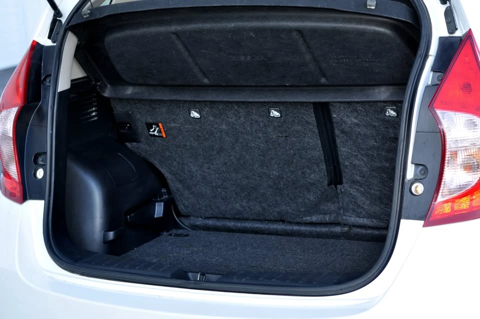 2015 Nissan Versa - Image 11 of 15