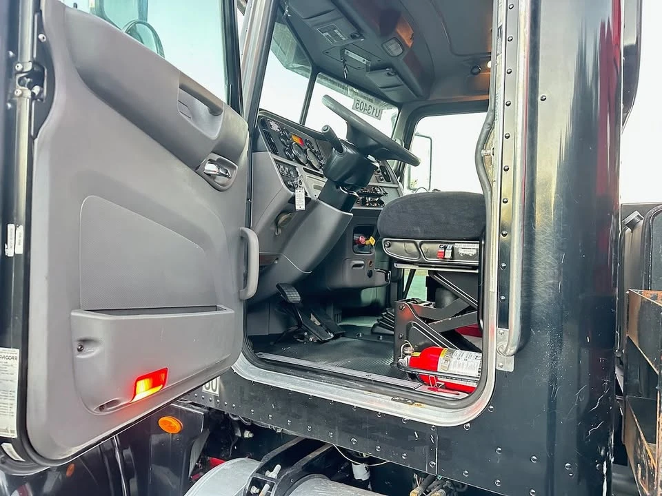 2015 Peterbilt - Image 11 of 19