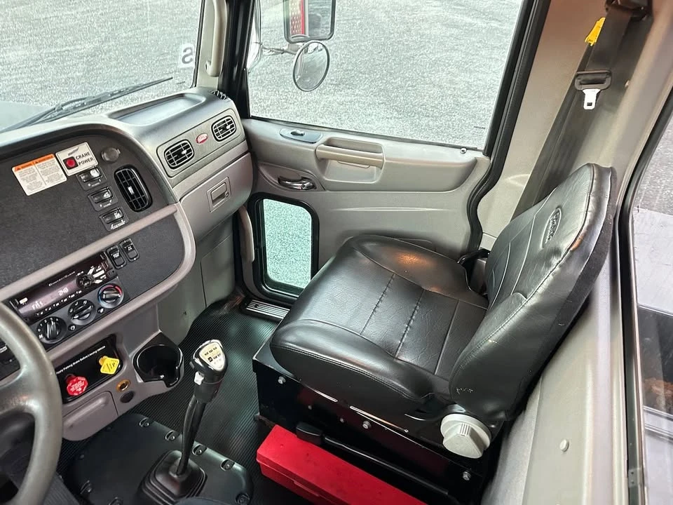 2015 Peterbilt - Image 14 of 19