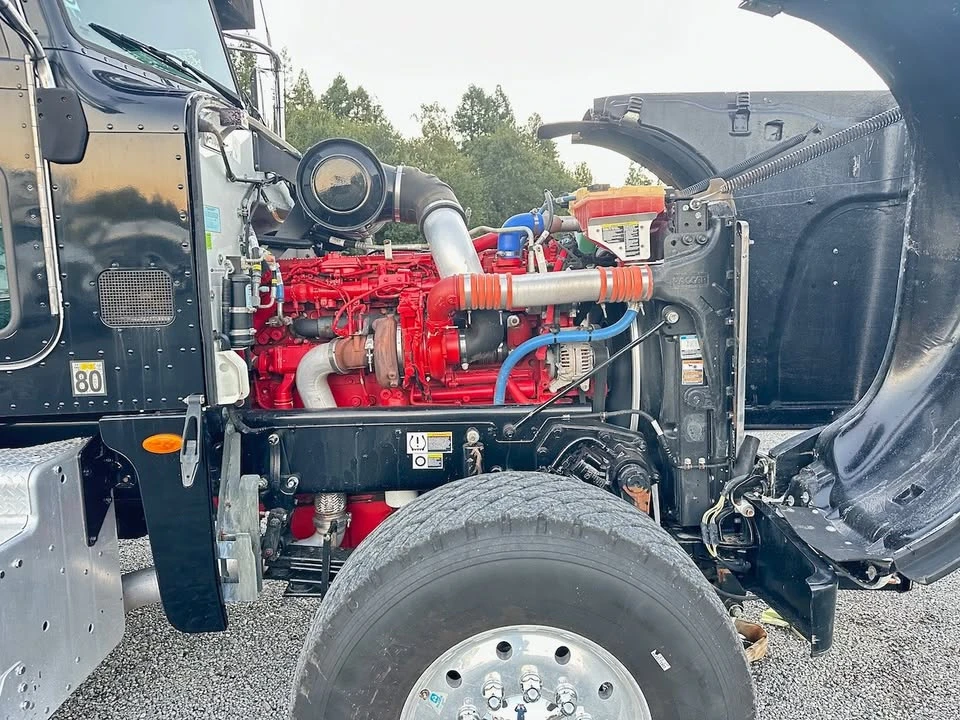 2015 Peterbilt - Image 16 of 19