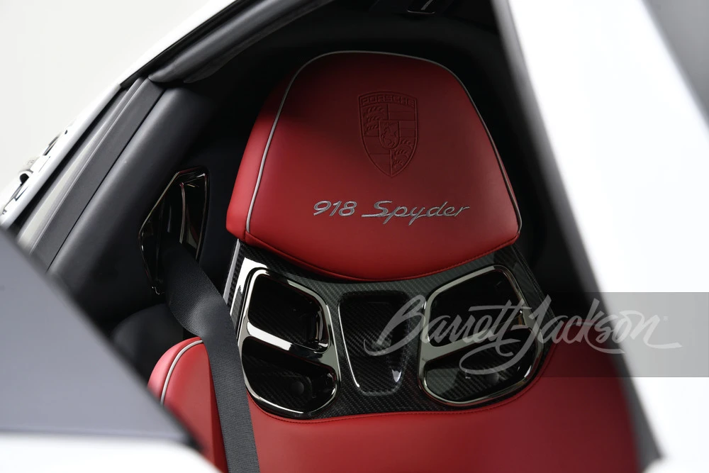 2015 Porsche 918 Spyder - Image 12 of 31