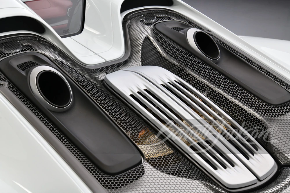 2015 Porsche 918 Spyder - Image 26 of 31