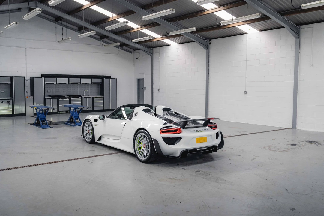 2015 Porsche 918 Spyder - Image 15 of 31