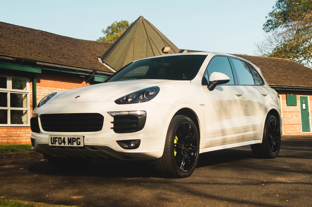 2015 Porsche 958 Cayenne S - Image 2 of 31