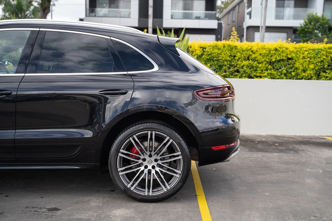 2015 Porsche Macan Turbo - Image 17 of 31