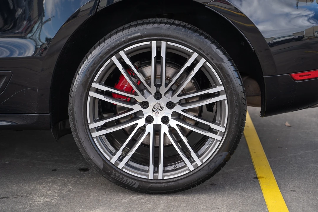 2015 Porsche Macan Turbo - Image 18 of 31