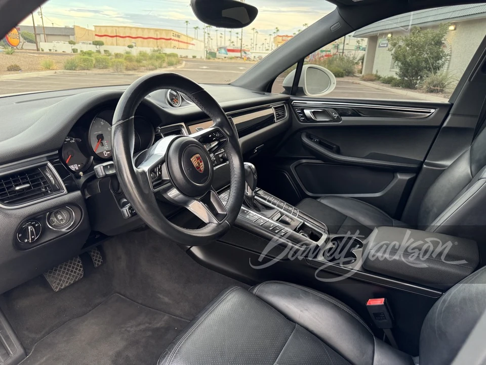 2015 Porsche Macan - Image 12 of 17