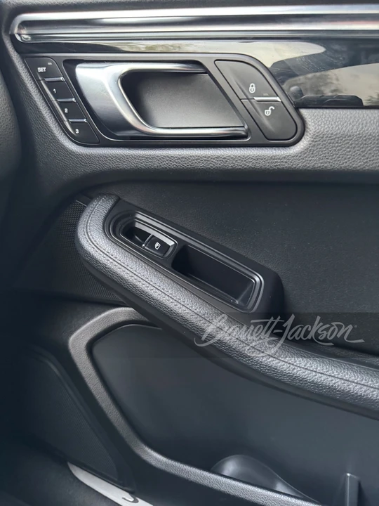 2015 Porsche Macan - Image 6 of 17