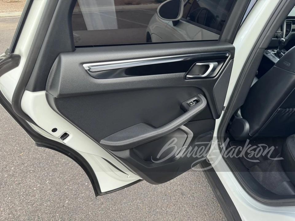 2015 Porsche Macan - Image 11 of 17