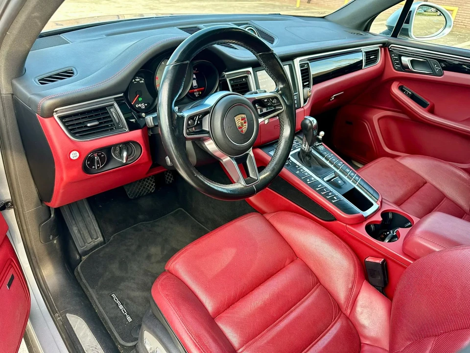 2015 Porsche Macan - Image 29 of 31
