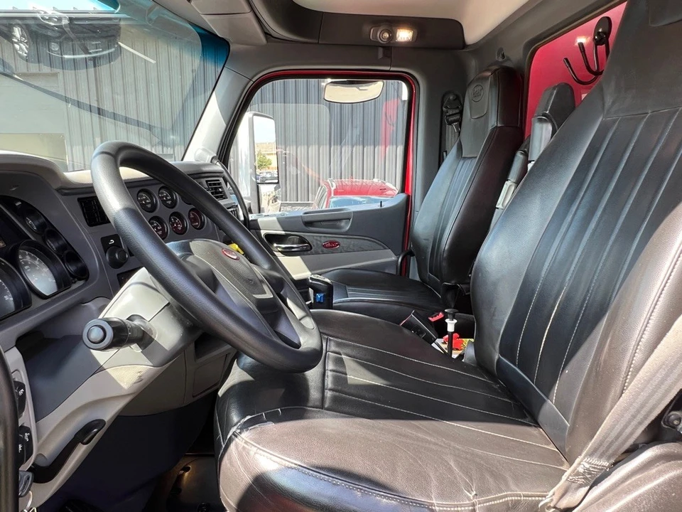 2015 Peterbilt - Image 16 of 21