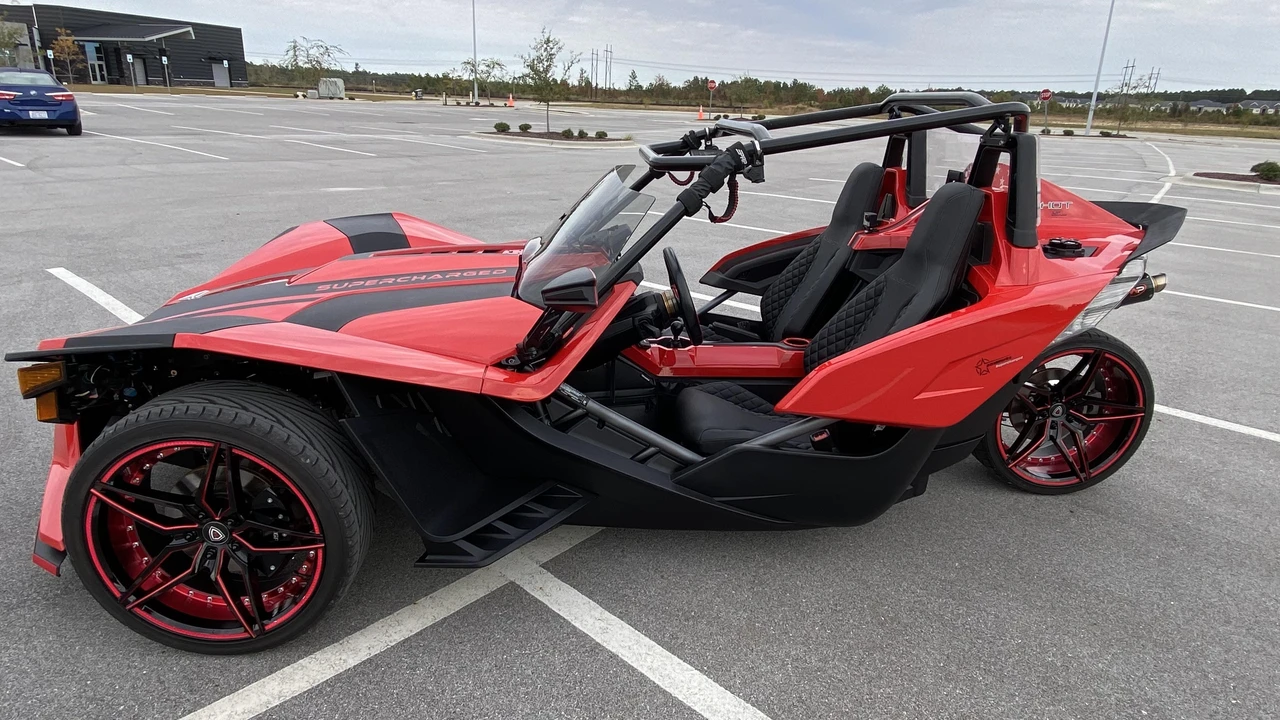 2015 Polaris Slingshot - Image 15 of 31