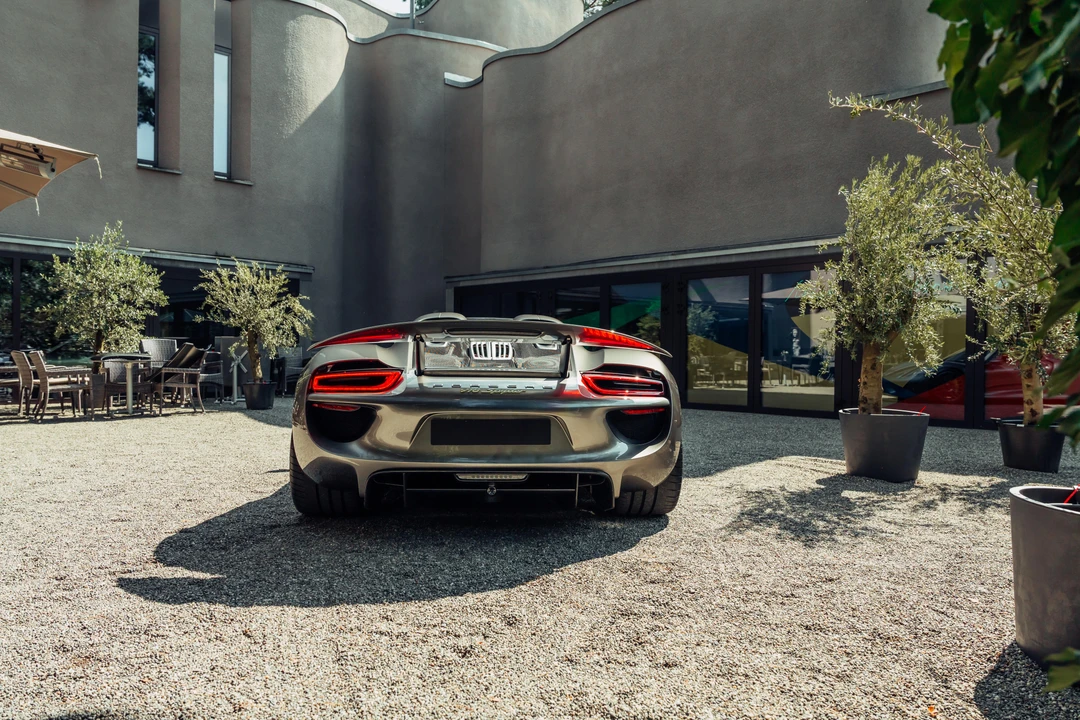 2015 Porsche 918 Spyder - Image 14 of 31