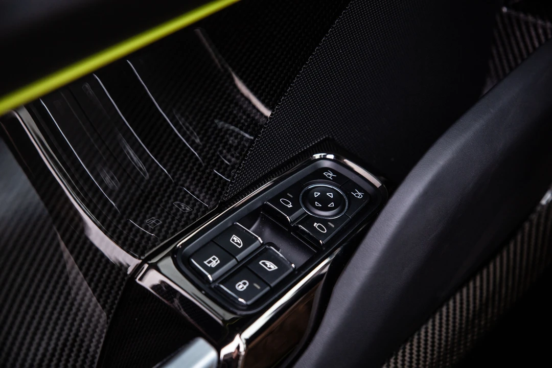 2015 Porsche 918 Spyder - Image 14 of 31