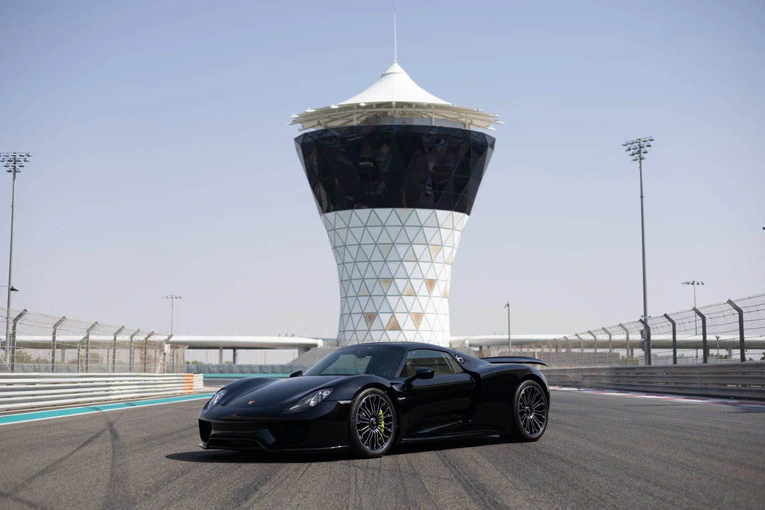 2015 Porsche 918 Spyder - Image 13 of 31